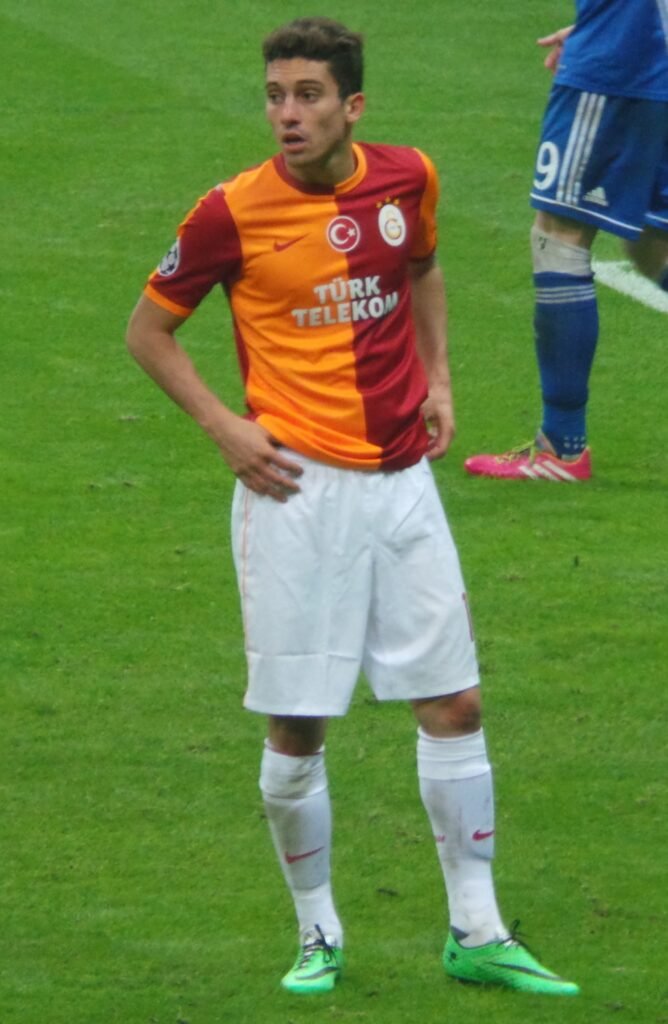 Alex Telles detalha evolução na bola parada e vive ano artilheiro no Botafogo