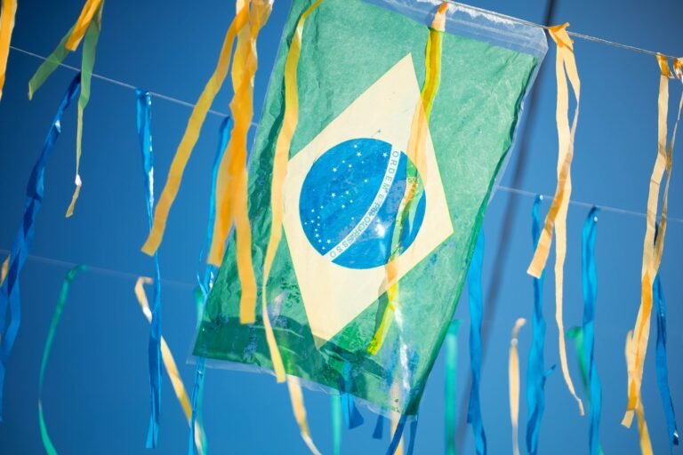 Aliados de Flávio Bolsonaro reconhecem derrota para Lula