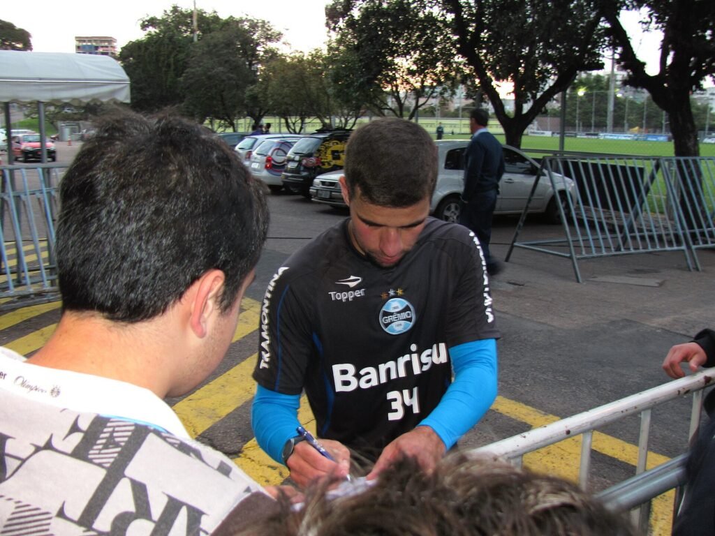 André Lima segue vinculado à Ponte Preta e frequentando o clube