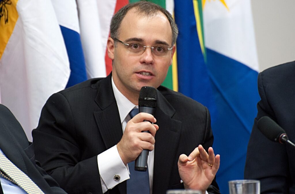 André Mendonça vota em Brasília e aponta novo ciclo no país