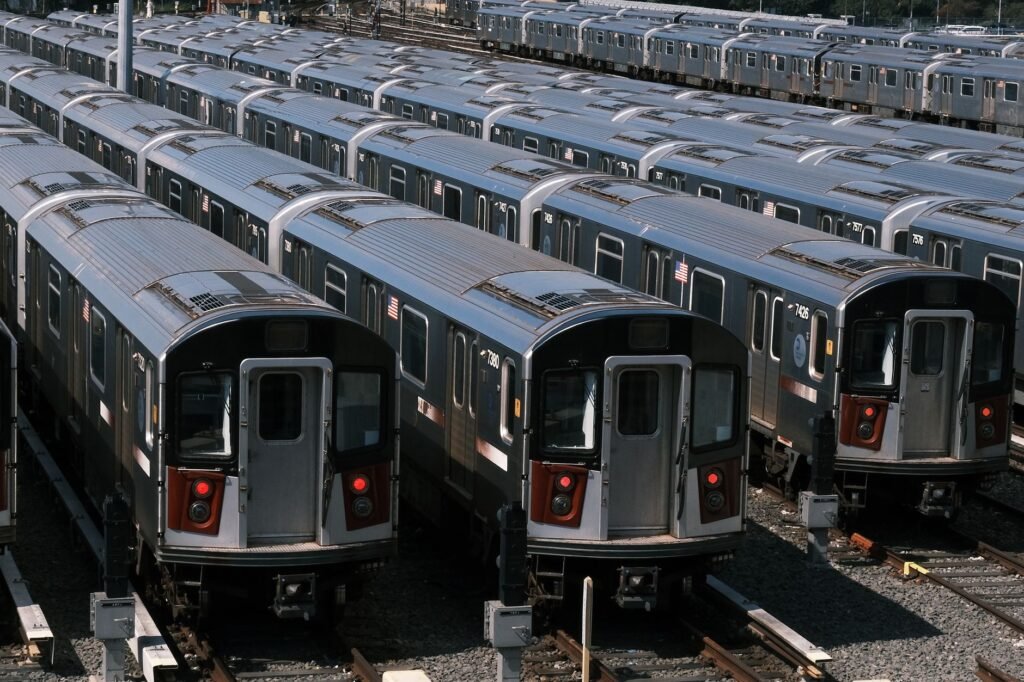Antigos vagões do metrô de Nova York foram afundados no oceano