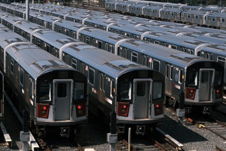 Antigos vagões do metrô de Nova York foram afundados no oceano