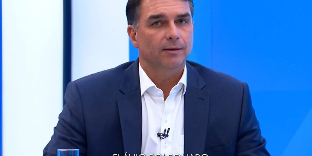 Ao votar no Rio de Janeiro, Flávio diz que representa a mudança