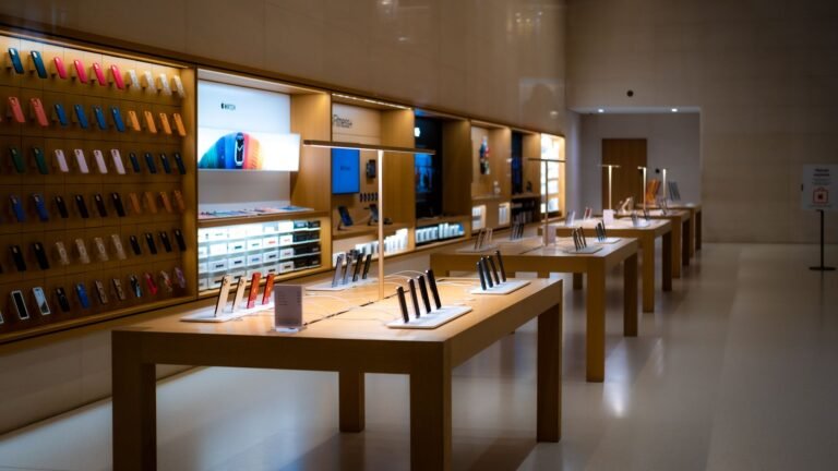 Apple encerra pregão avaliada em US$ 5 trilhões pela primeira vez