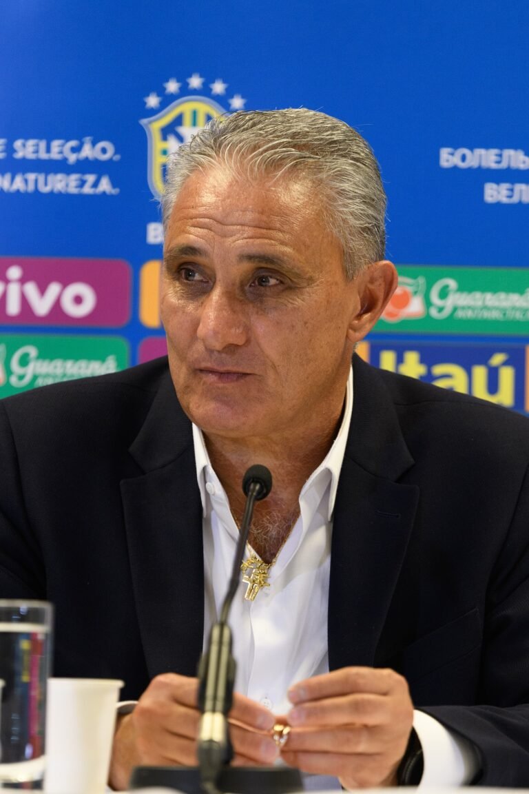 Arthur Cabral ou Tiquinho? Entenda a visão de Tite para o ataque