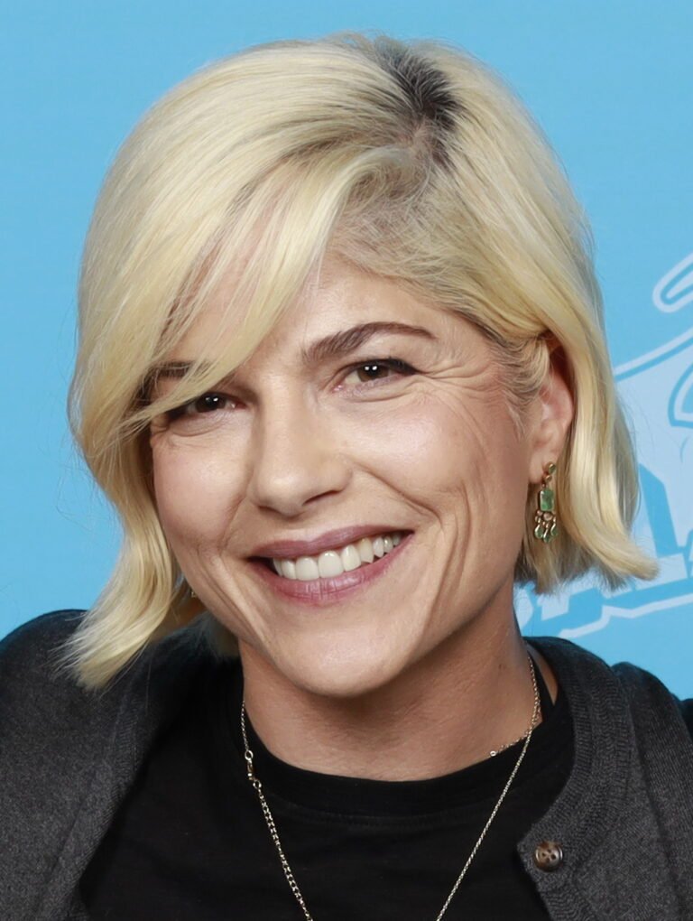 Atriz Selma Blair é detida nos EUA após agredir comissários de bordo em voo