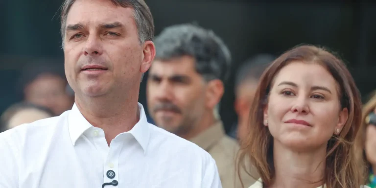 Avião com Flávio Bolsonaro e família segue para o aeroporto de Miami