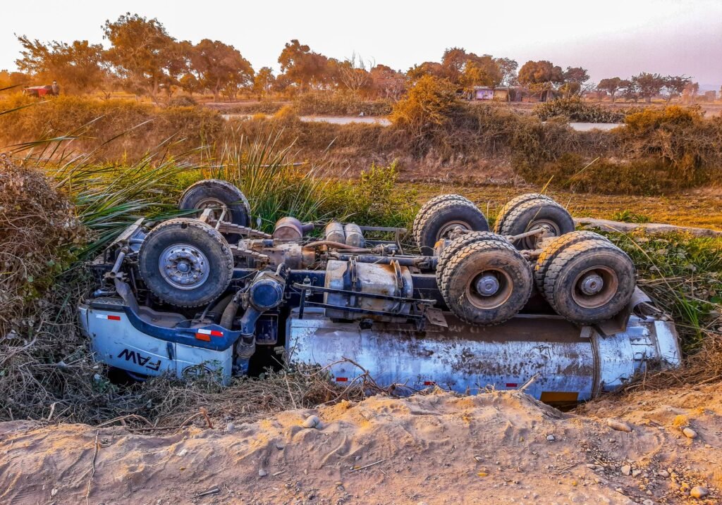 Batida entre carretas deixa motorista morto na BR-262, em MG