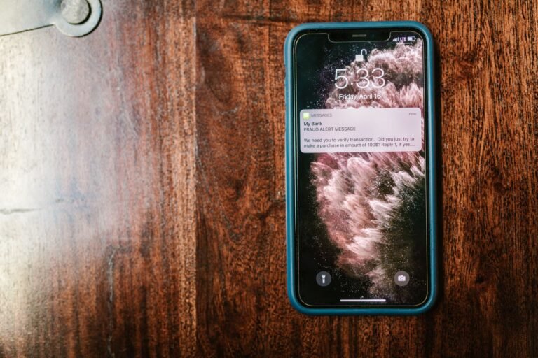 Checar o celular antes de sair de casa: entenda o que a psicologia diz sobre o hábito