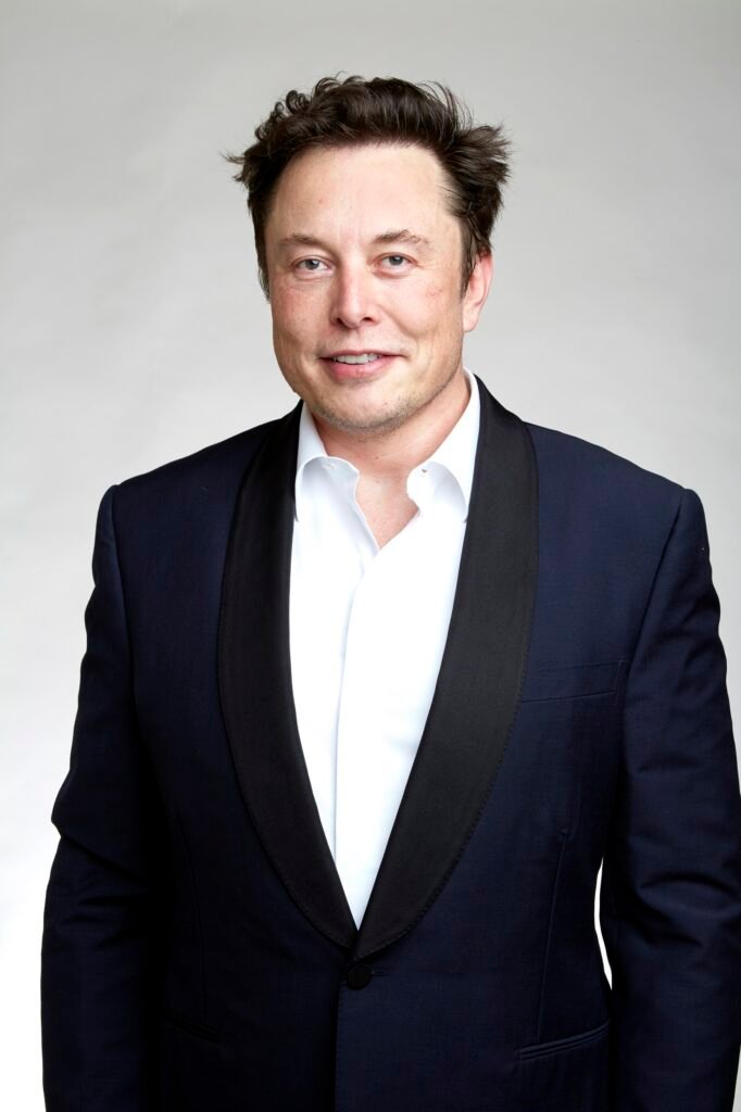 Chefe da Ferrari elogia Tesla Roadster e destaca importância de inovar