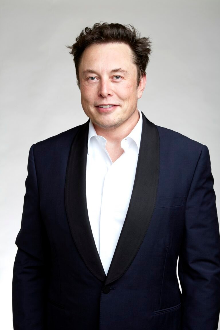 Chefe da Ferrari elogia Tesla Roadster e destaca importância de inovar