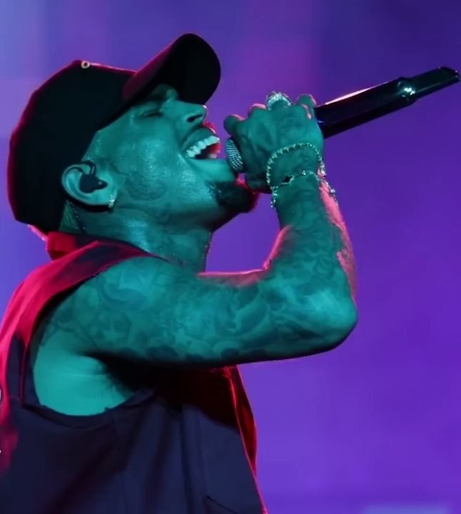 Chris Brown pode ser preso nesta segunda-feira por agressão em boate
