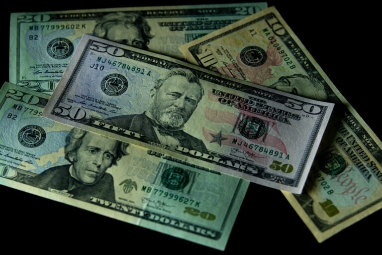 Confiança do consumidor nos EUA cai antes de eleições de meio de mandato
