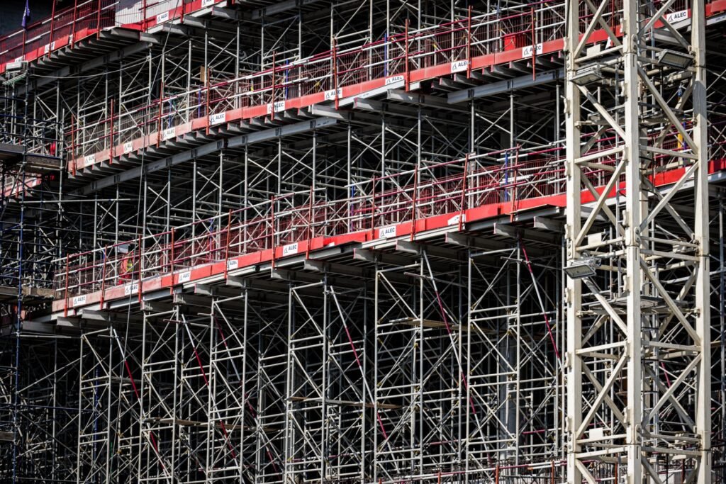 Construtoras podem precisar de 288 mil novos operários após fim da escala 6x1