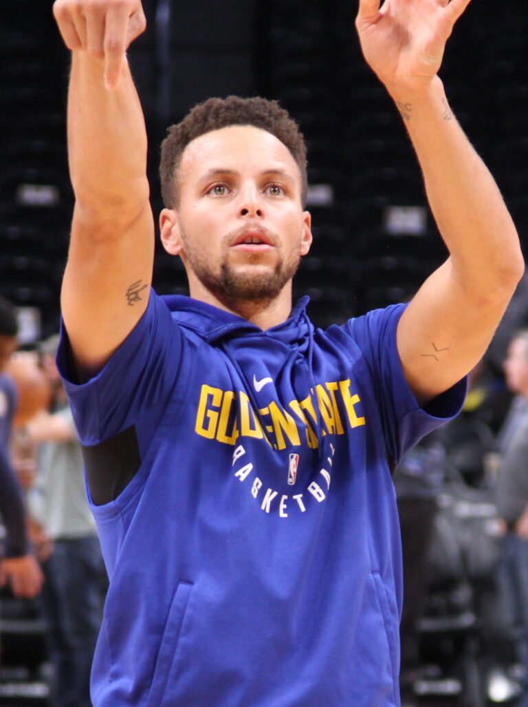 Curry brilha com 100% de aproveitamento e Warriors vencem os Nuggets