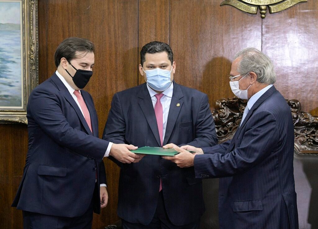 Davi Alcolumbre vota no Amapá e faz chamado à paz e ao respeito