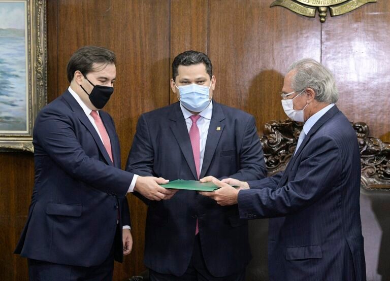 Davi Alcolumbre vota no Amapá e faz chamado à paz e ao respeito