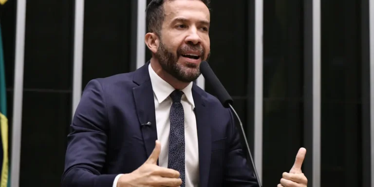 Deputado André Janones é internado com arritmia em São Paulo