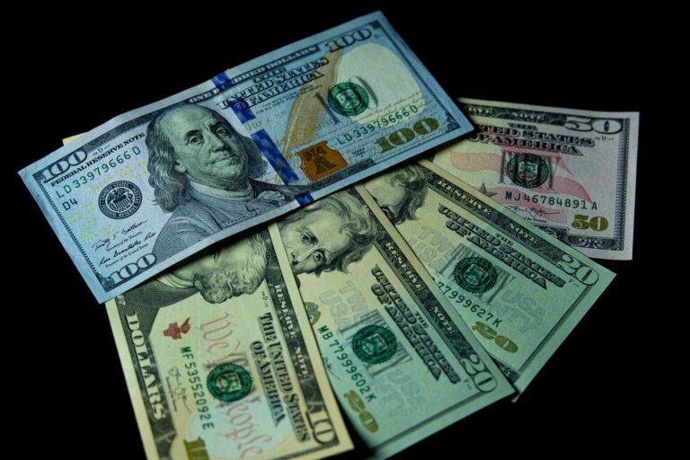 dólar abre a terça-feira de olho no noticiário internacional e eleições