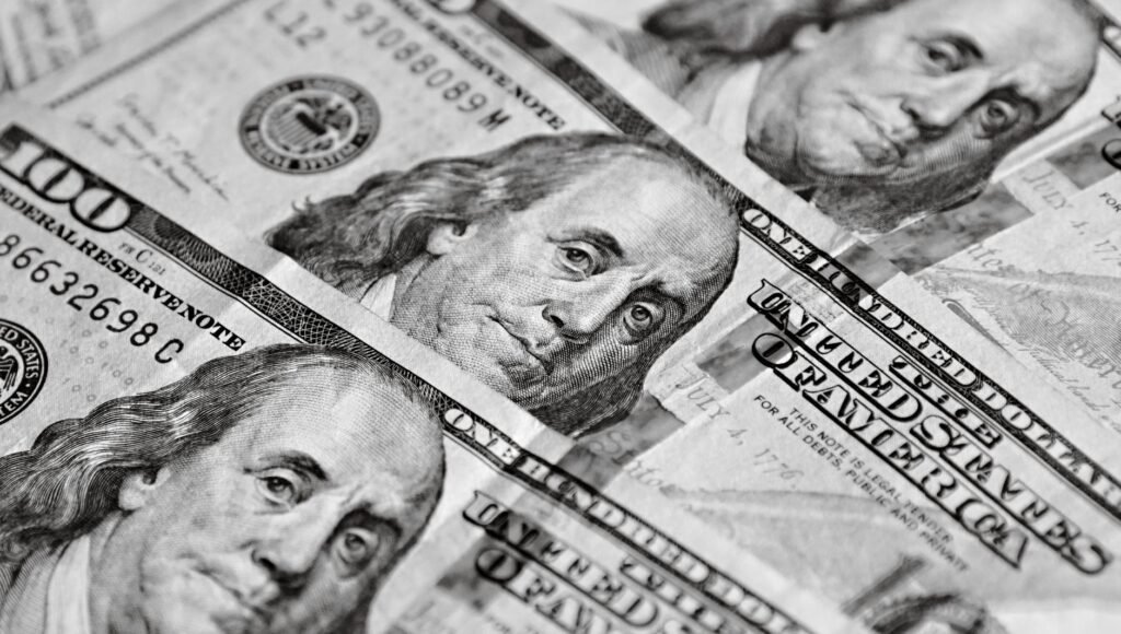 Dólar abre em alta, com avanço no petróleo e reta final das eleições