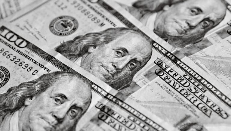 Dólar abre em alta, com avanço no petróleo e reta final das eleições