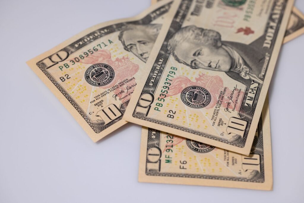 Dólar abre em leve alta com dados de emprego e radar na equipe de Lula