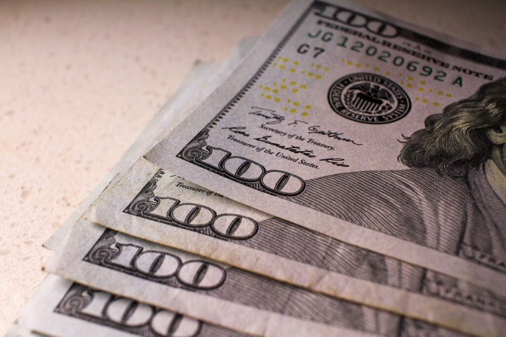 Dólar abre em queda com eleição no radar e boletim Focus