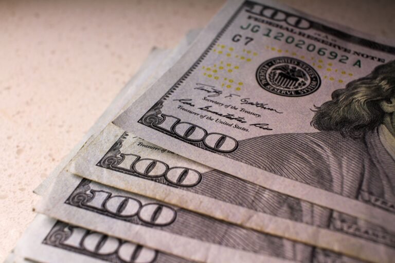 Dólar abre em queda com eleição no radar e boletim Focus