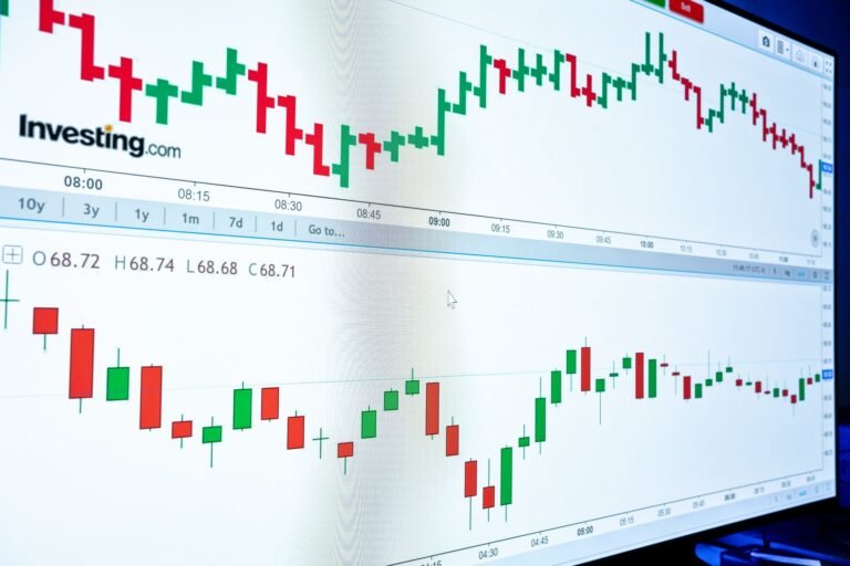 Dólar cai 0,90% a R$ 4,993 e Ibovespa sobe com prévia da inflação