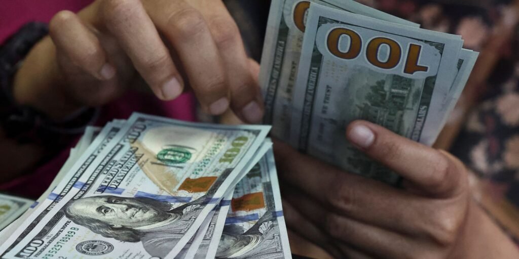 Dólar cai quase 1% e Ibovespa recua após tombo eleitoral