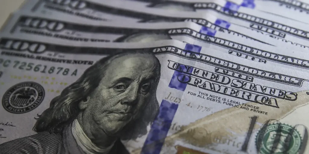 Dólar sobe 0,76% e fecha a R$ 5,39 em dia de cautela nos mercados