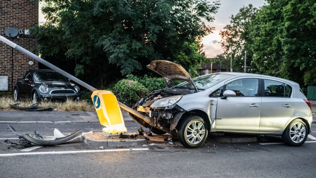 Duas crianças ficam feridas após motorista invadir a contramão