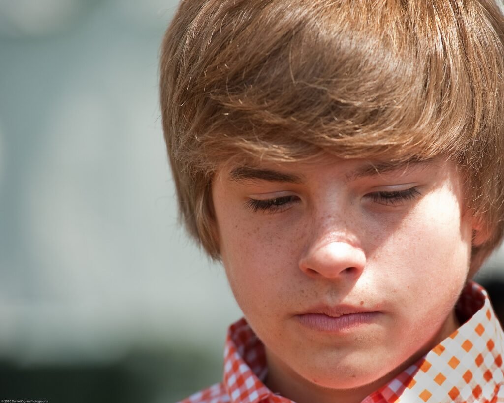 Dylan Sprouse fala sobre paternidade e filha Sylvie, de 6 semanas