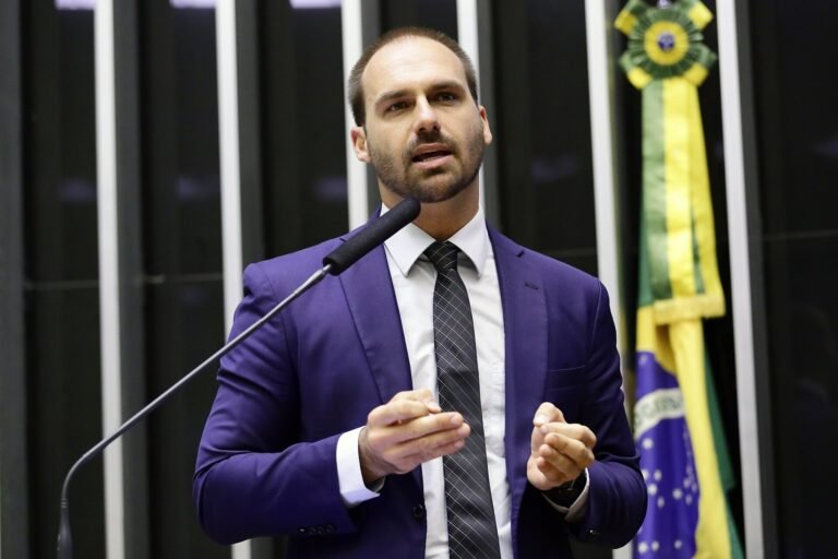 Eduardo Bolsonaro diz que família seguirá lutando após vídeo do pai