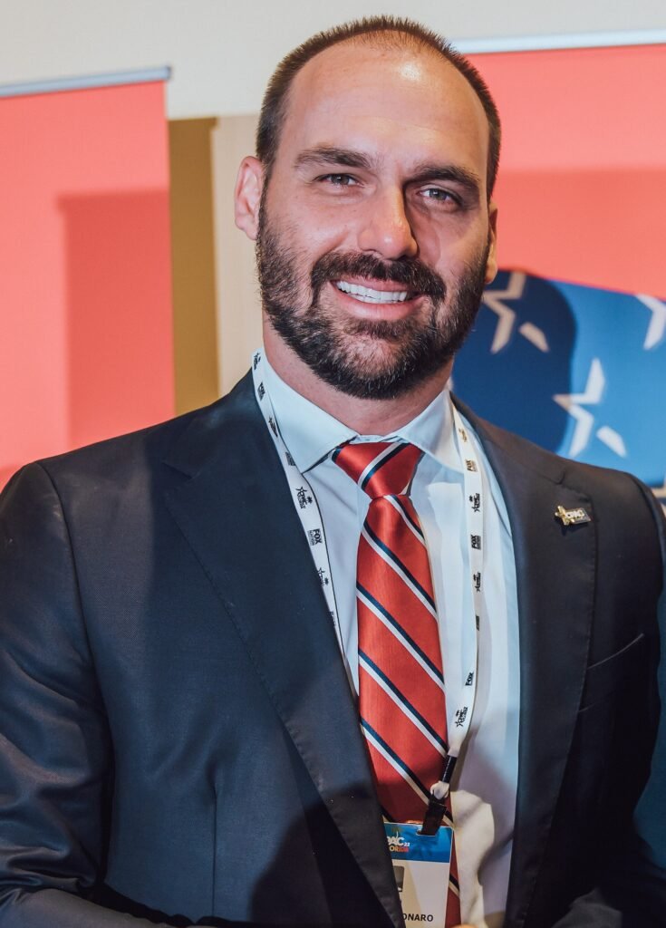 Eduardo Bolsonaro pede que estrangeiros não reconheçam eleição