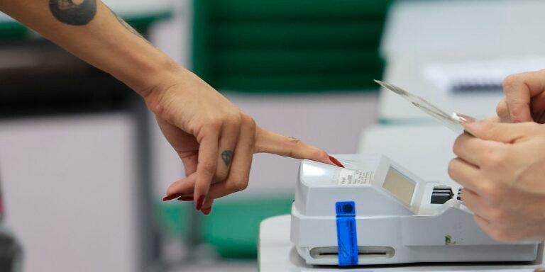 Eleitores vão cedo aos locais de votação no Rio, mesmo com chuva