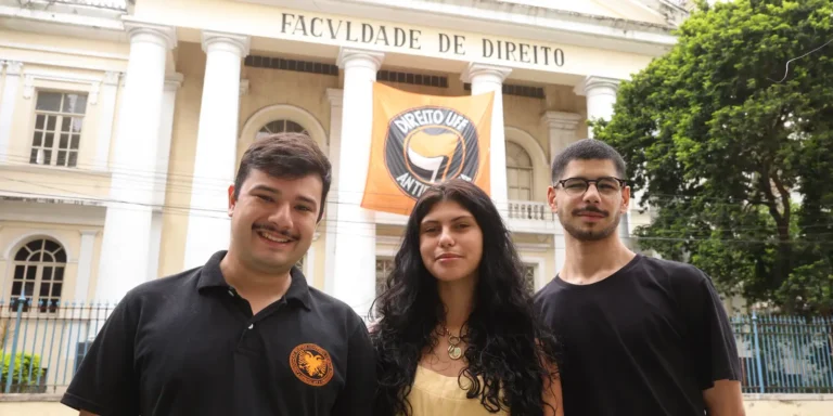 Estudantes da UFF realizam ato em Niterói após primeiro turno