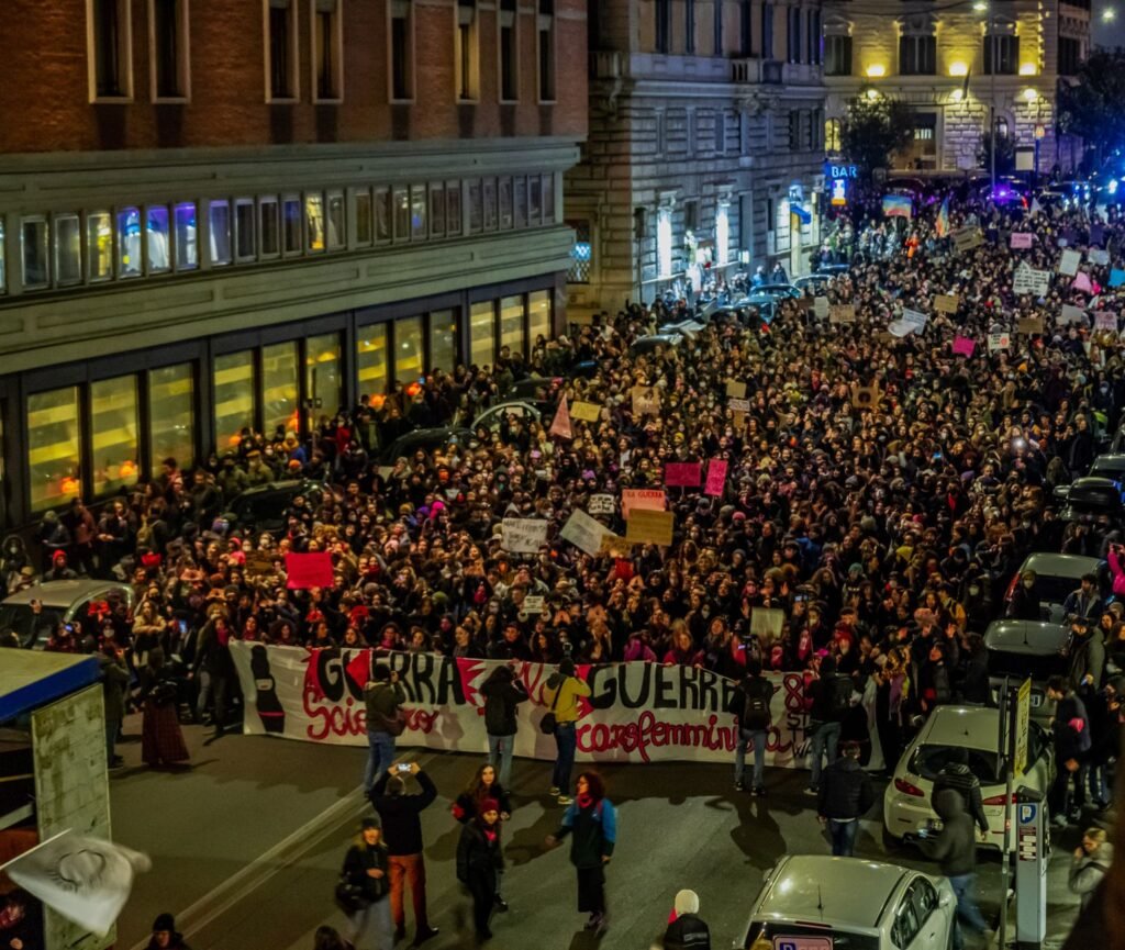 Europa tem novos protestos com confrontos; mais de mil prisões na França