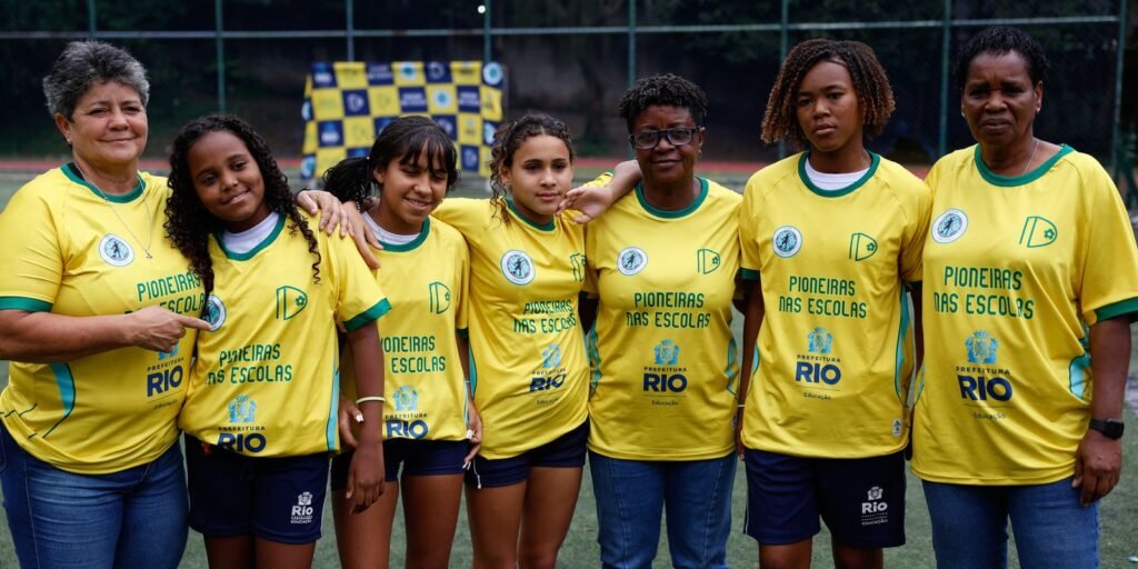 Ex-jogadoras da seleção incentivam alunas em escolas do Rio