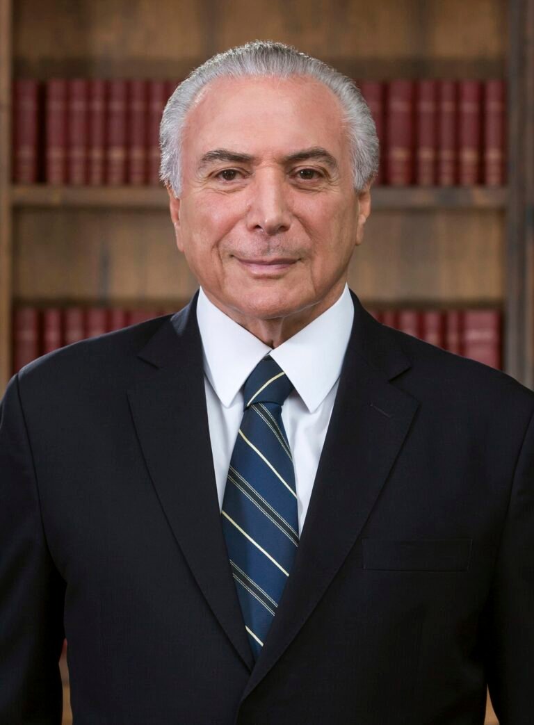 Filho de Michel Temer aparece em vídeo com adesivo de apoio a Lula