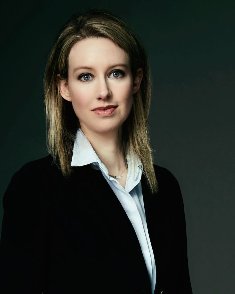 Filme sobre Elizabeth Holmes, condenada por fraude, estreia no Brasil