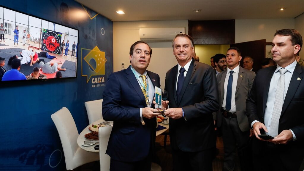 Flávio Bolsonaro encerra campanha do 2º turno na Barra da Tijuca