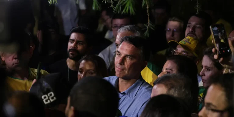 Flávio Bolsonaro impõe condições para liberar sigilos ao TSE