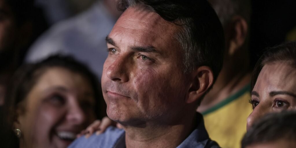 Flávio Bolsonaro nega golpe e fala sobre propostas em sabatina na TV