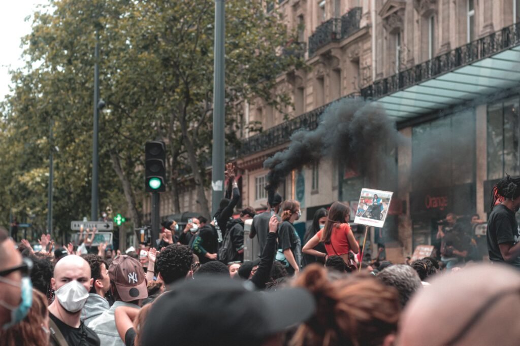 França registra protestos massivos e confrontos em várias cidades