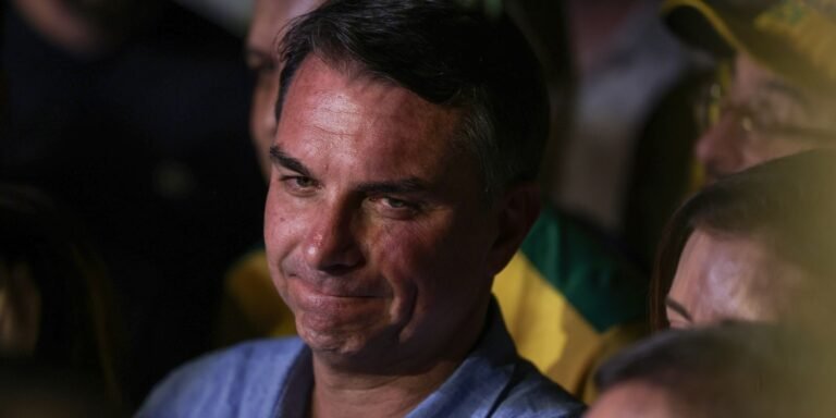 Fuga e carta golpista de Flávio Bolsonaro ampliam isolamento político