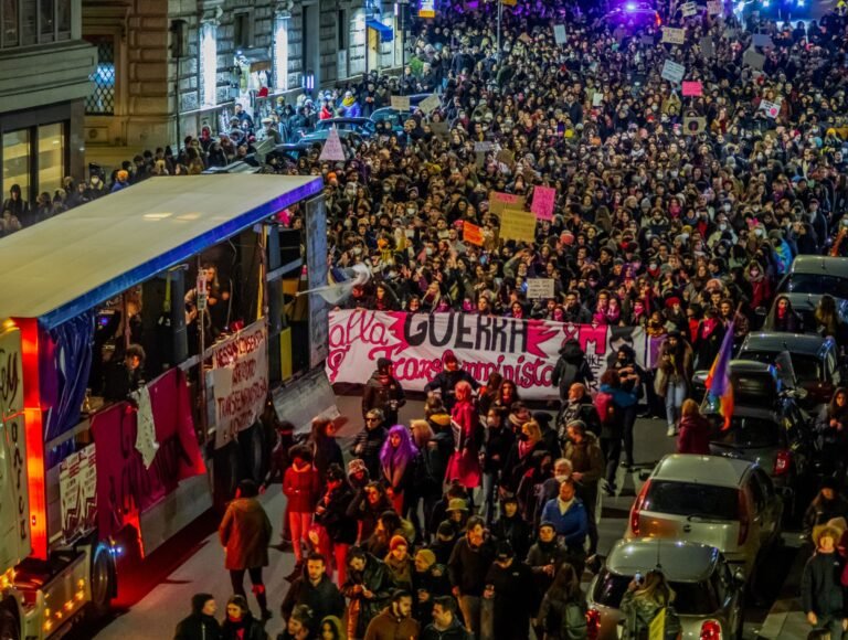 Geração Z usa redes sociais para liderar protestos ao redor do mundo