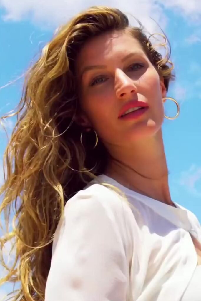 Gisele Bündchen é vista com pé machucado e usando muletas nos EUA