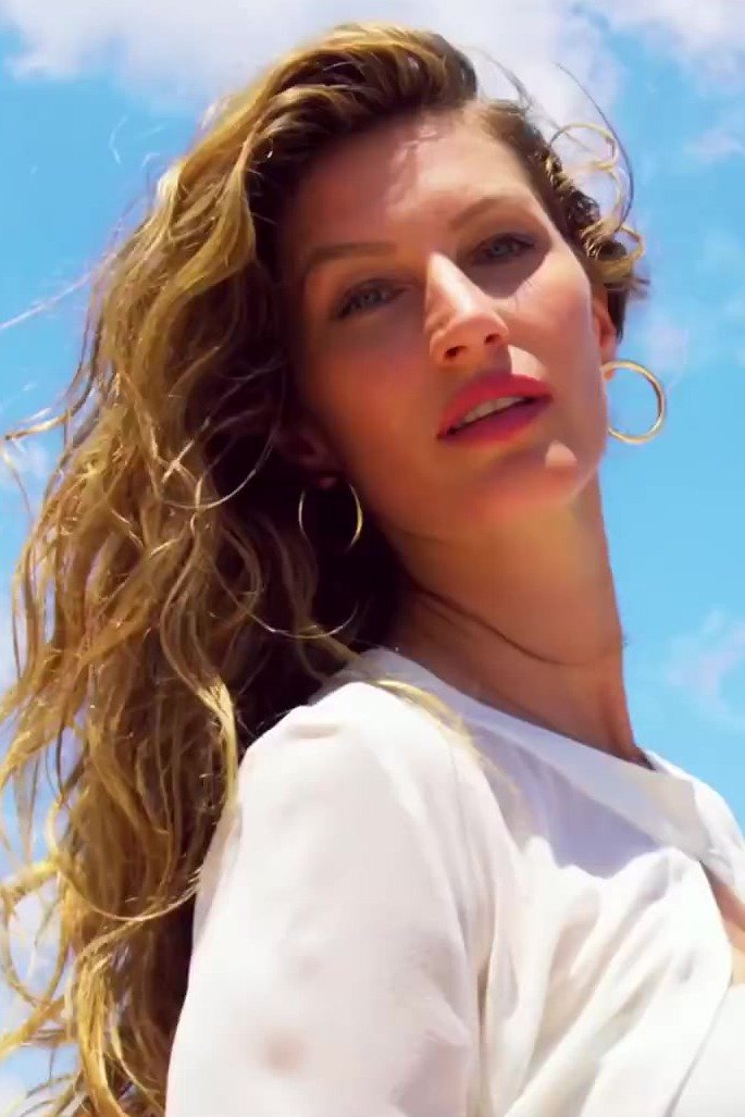 Gisele Bündchen é vista com pé machucado e usando muletas nos EUA