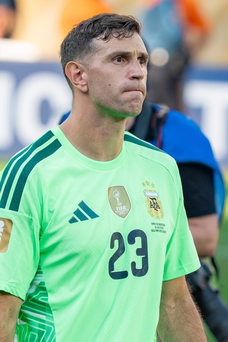 Goleiro Dibu Martínez, do Chelsea, sai de maca após choque